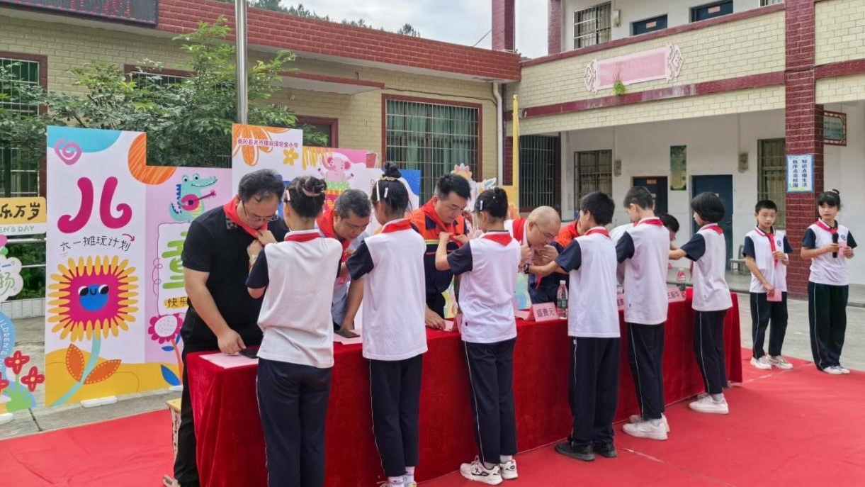 KY.COM爆破衡阳项目部儿童节慰问活动.jpg
